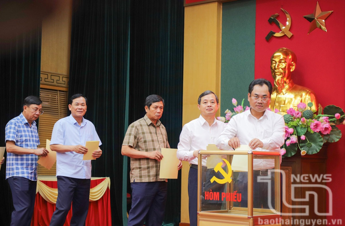 Các đồng chí lãnh đạo bỏ phiếu thực hiện quy trình công tác cán bộ. Các đồng chí lãnh đạo bỏ phiếu thực hiện quy trình công tác cán bộ.