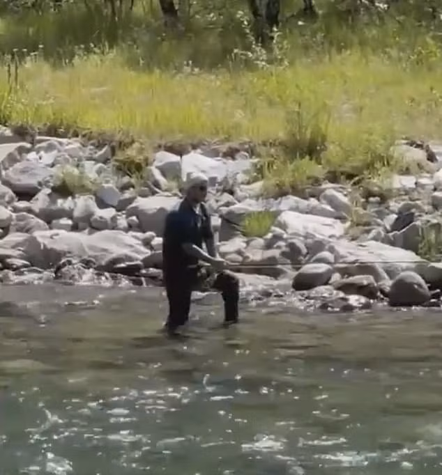 David Beckham bị phát hiện câu cá trên con sông bị cấm thực hiện hoạt động này.