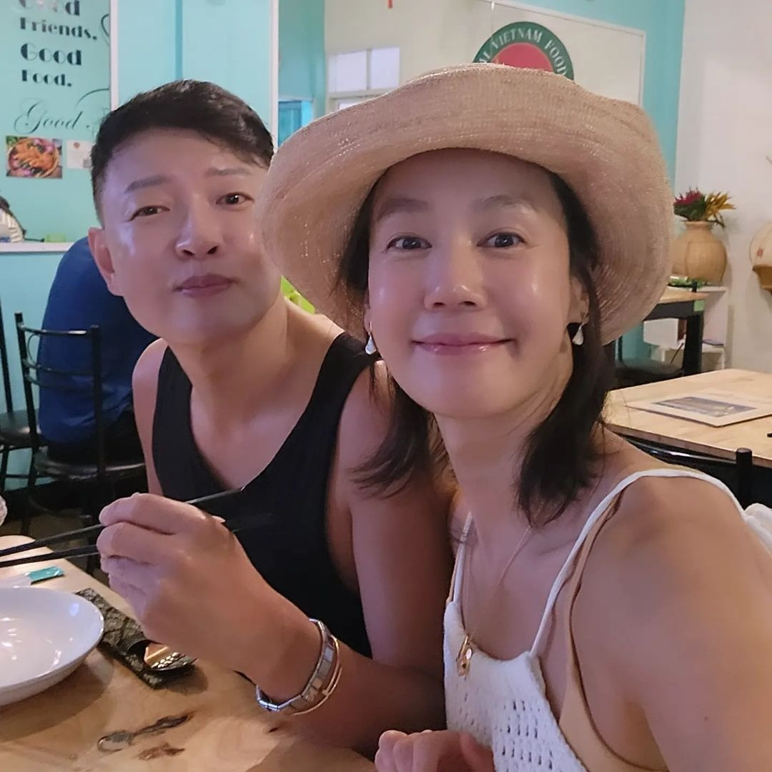 Cô có cuộc hôn nhân viên mãn với nam diễn viên Kim Ho Jin. Con gái đã lớn nên họ dành nhiều thời gian để đi du lịch, tận hưởng cuộc sống. Cô có cuộc hôn nhân viên mãn với nam diễn viên Kim Ho Jin. Con gái đã lớn nên họ dành nhiều thời gian để đi du lịch, tận hưởng cuộc sống.