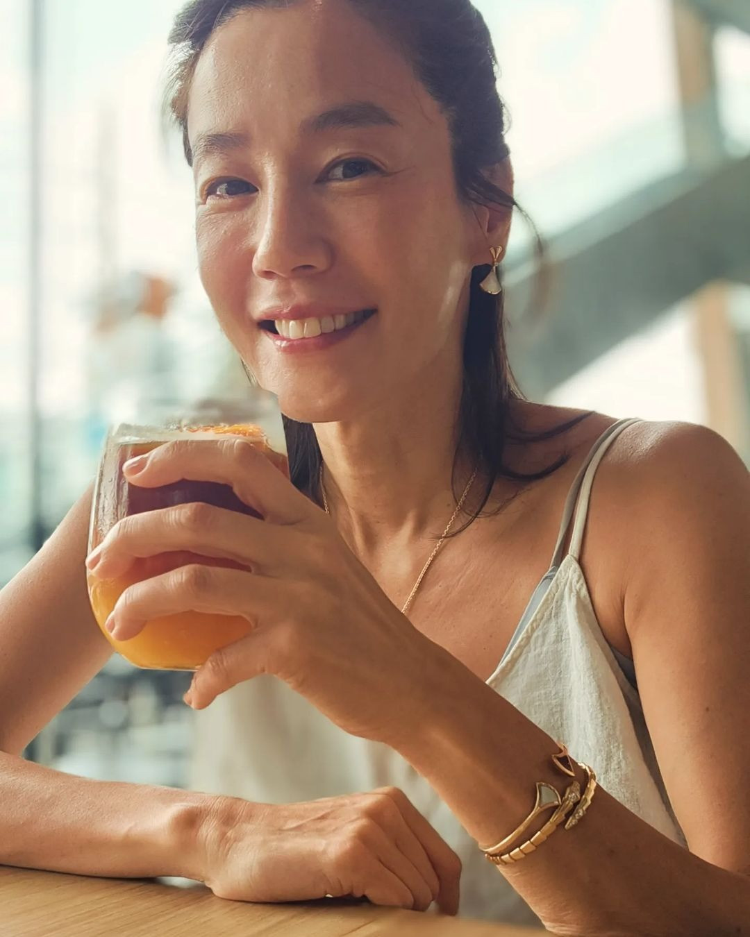 Gương mặt Ji Ho đã xuất hiện dấu vết tuổi tác nhưng cô vẫn trẻ hơn so với tuổi thật. Vóc dáng mảnh mai, săn chắc khiến không ít khán giả ngưỡng mộ. Gương mặt Ji Ho đã xuất hiện dấu vết tuổi tác nhưng cô vẫn trẻ hơn so với tuổi thật. Vóc dáng mảnh mai, săn chắc khiến không ít khán giả ngưỡng mộ.