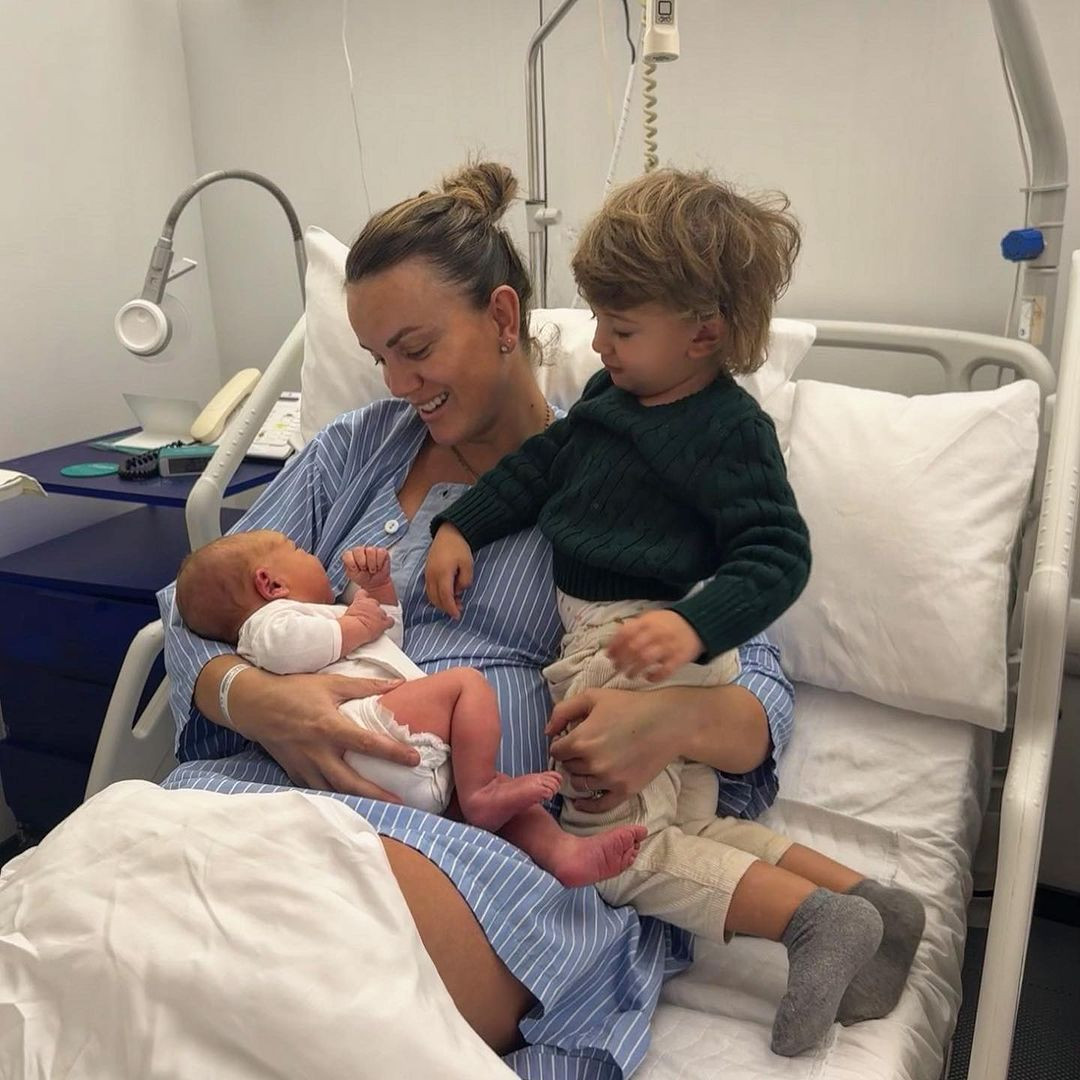 Ngày 3/6, Merih chia sẻ ảnh vợ bế em bé sơ sinh trên giường bệnh và bày tỏ: "Vợ và các con trai yêu dấu của tôi". Bất chấp việc mới sinh con thứ hai chưa lâu, Heidi vẫn lên máy bay tới Đức cổ vũ chồng trong mùa Euro năm nay.