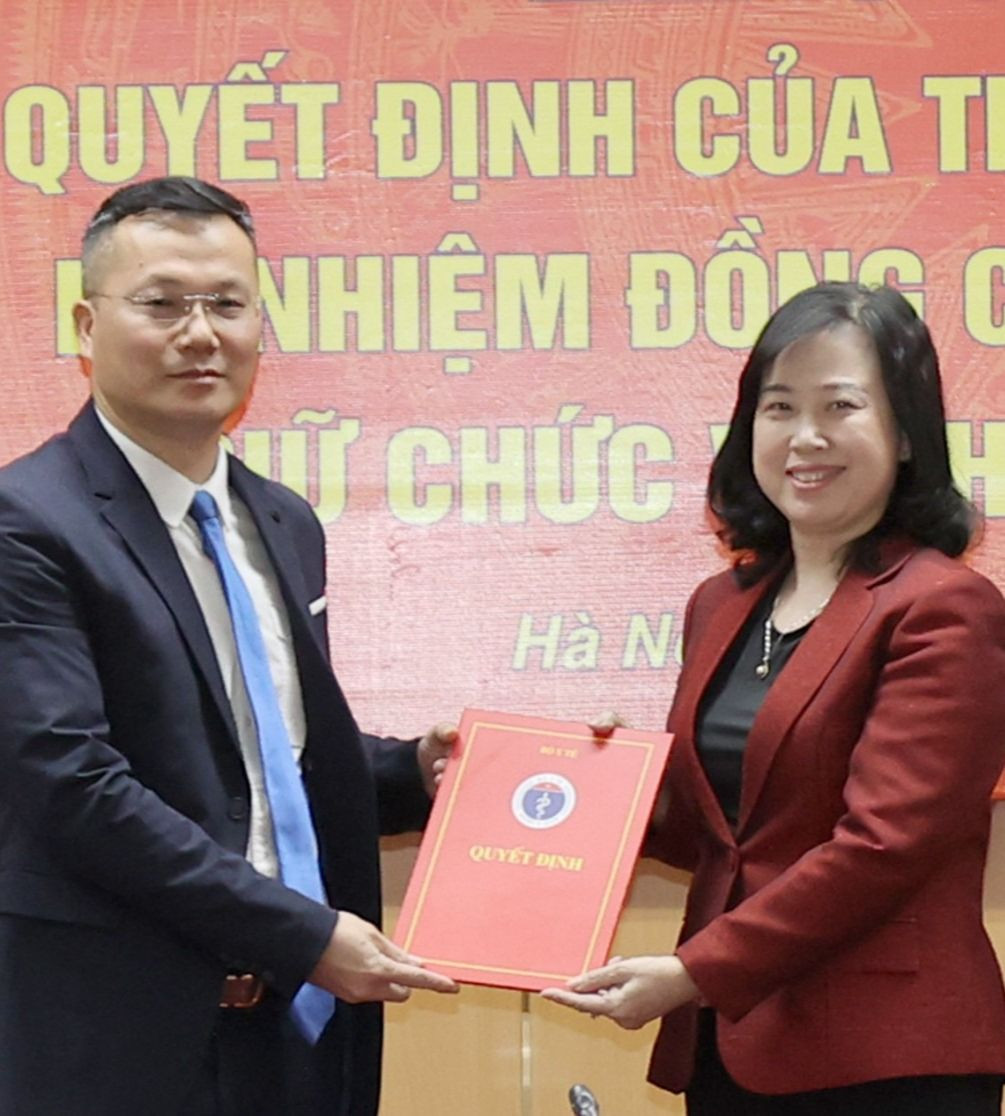 Bộ trưởng Bộ Y tế Đào Hồng Lan trao quyết định bổ nhiệm cho tân Thứ trưởng Bộ Y tế Nguyễn Tri Thức (trái) và Phó Chánh Văn phòng Bộ Y tế Nguyễn Toàn Thắng.