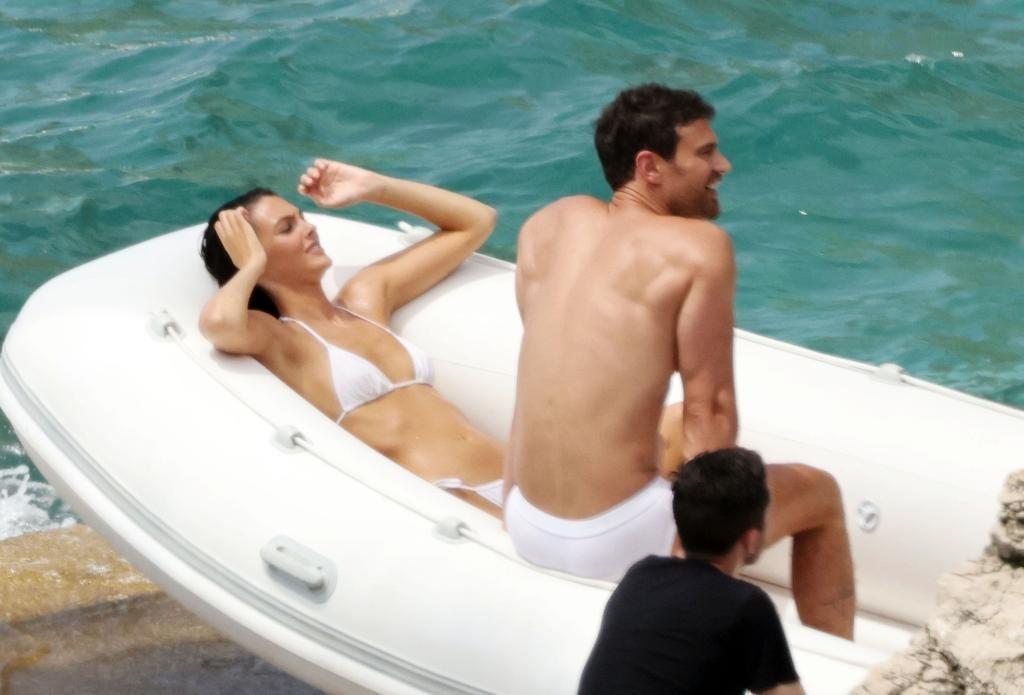 Ceretti có nhiều khoảnh khắc thân mật với Theo James. Ảnh: BackGrid.