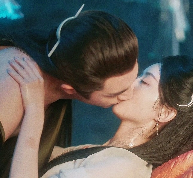 Cảnh động phòng nóng bỏng của Triệu Lệ Dĩnh và Lâm Canh Tân trong Dữ Phượng Hành từng gây sốt mạng xã hội Trung Quốc. Cảnh động phòng nóng bỏng của Triệu Lệ Dĩnh và Lâm Canh Tân trong Dữ Phượng Hành từng gây sốt mạng xã hội Trung Quốc.