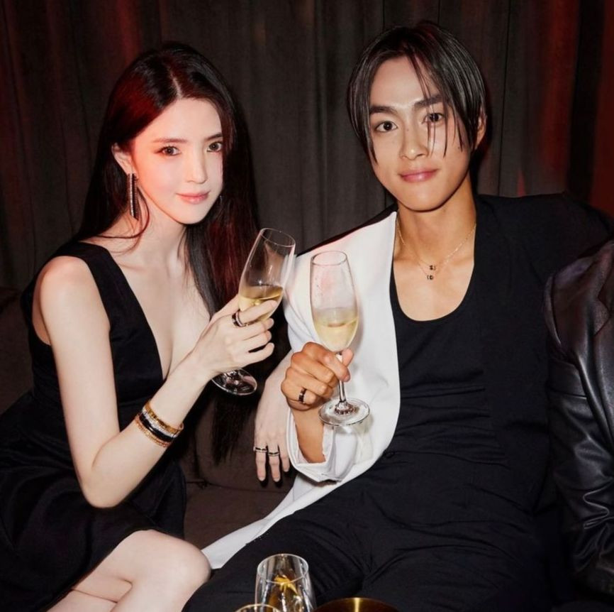 Fan chỉ ra người ngồi trước Han So Hee và vẫy tay chọc cô là bạn thân Tae Jun, không phải kẻ quấy rối như truyền thông và cư dân mạng hiểu lầm. Fan chỉ ra người ngồi trước Han So Hee và vẫy tay chọc cô là bạn thân Tae Jun, không phải kẻ quấy rối như truyền thông và cư dân mạng hiểu lầm.