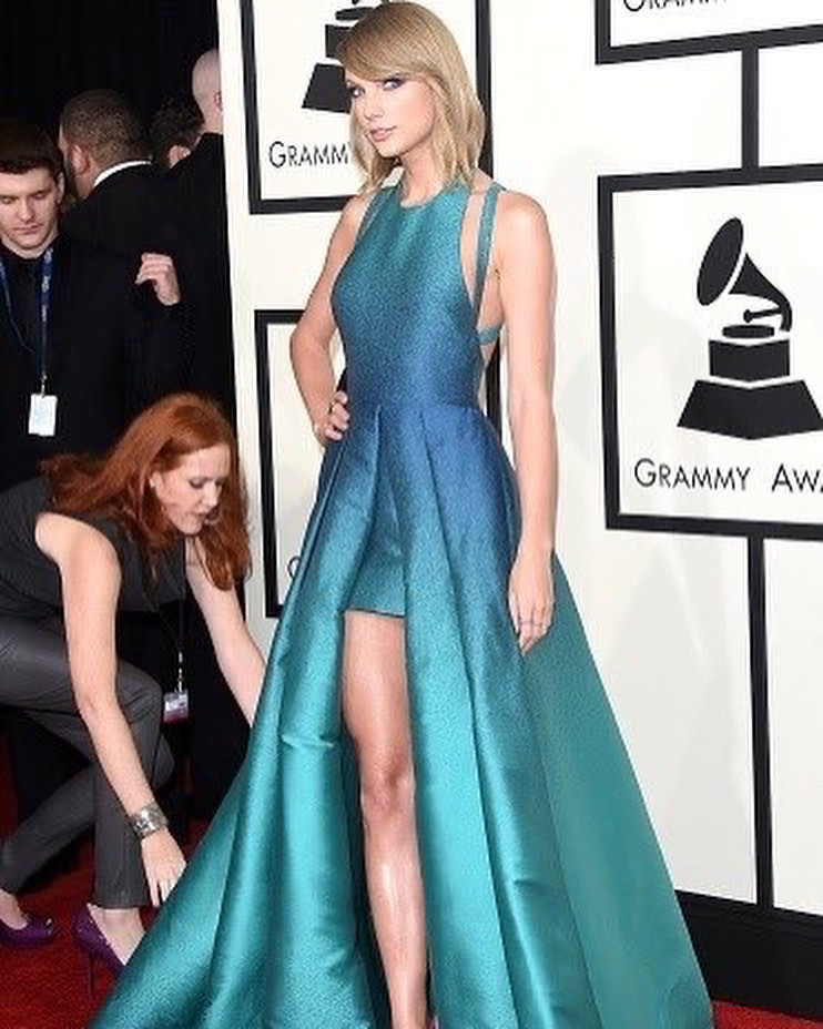 Tree Paine nhiều lần chỉnh váy cho Taylor trên thảm đỏ. Ảnh: IG. Tree Paine nhiều lần chỉnh váy cho Taylor trên thảm đỏ. Ảnh: IG.