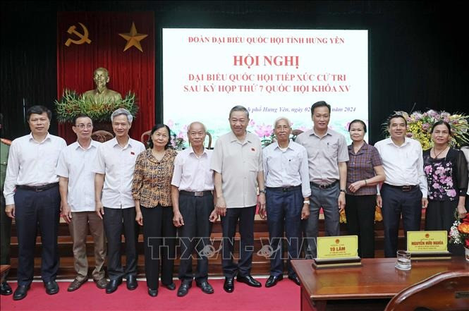 Chủ tịch nước Tô Lâm với các cử tri.Ảnh: Nhan Sáng/TTXVN.