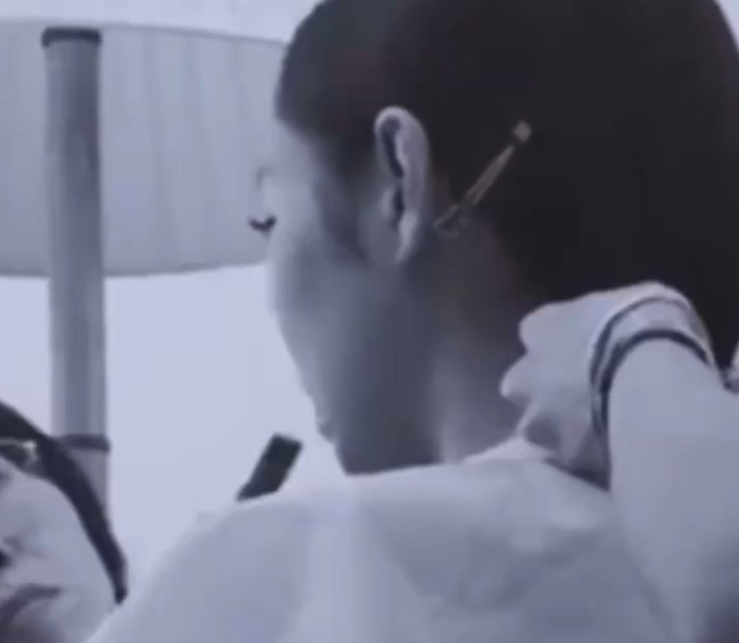 Người hâm mộ tin rằng thứ Jennie hút không phải thuốc lá điện tử. Người hâm mộ tin rằng thứ Jennie hút không phải thuốc lá điện tử.