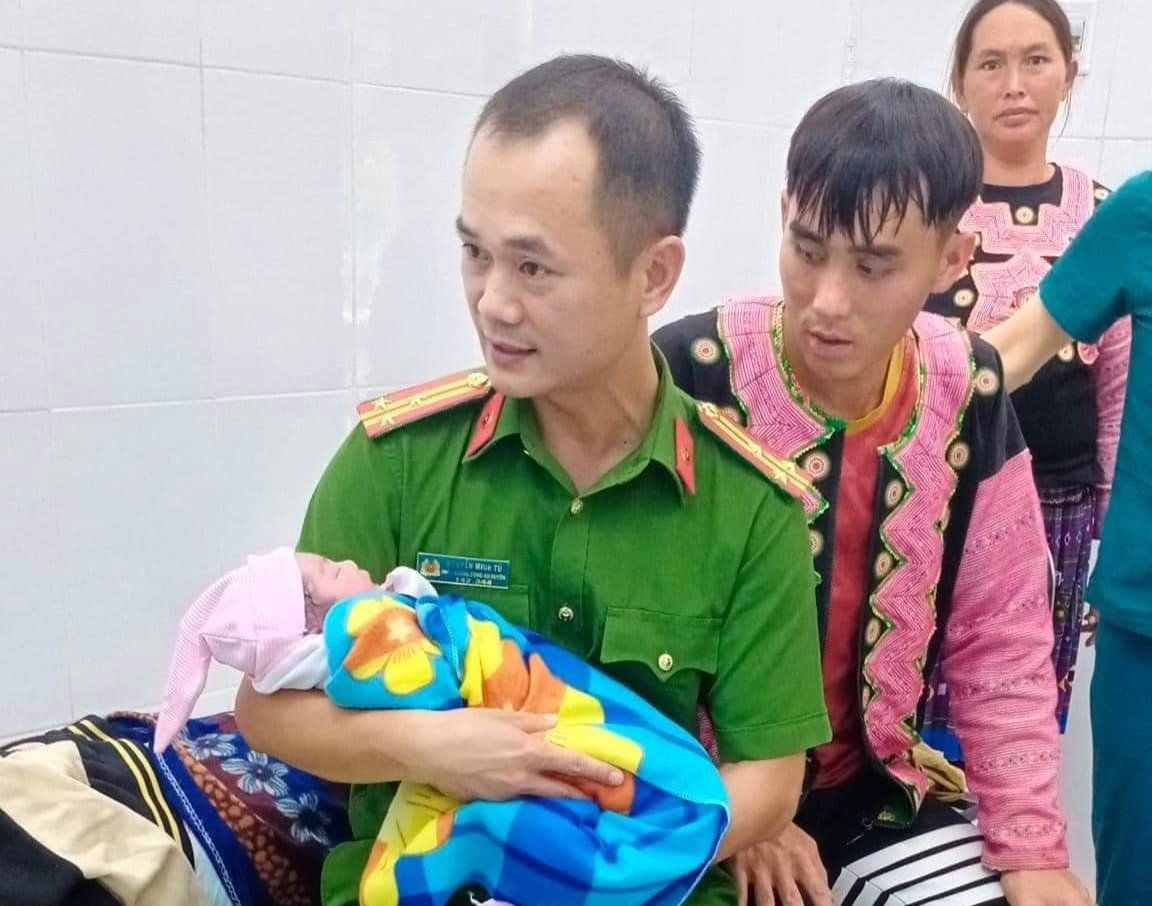 Thượng tá Nguyễn Minh Tú đỡ đẻ ngay trên ô tô. Ảnh: CACC. Thượng tá Nguyễn Minh Tú đỡ đẻ ngay trên ô tô. Ảnh: CACC.