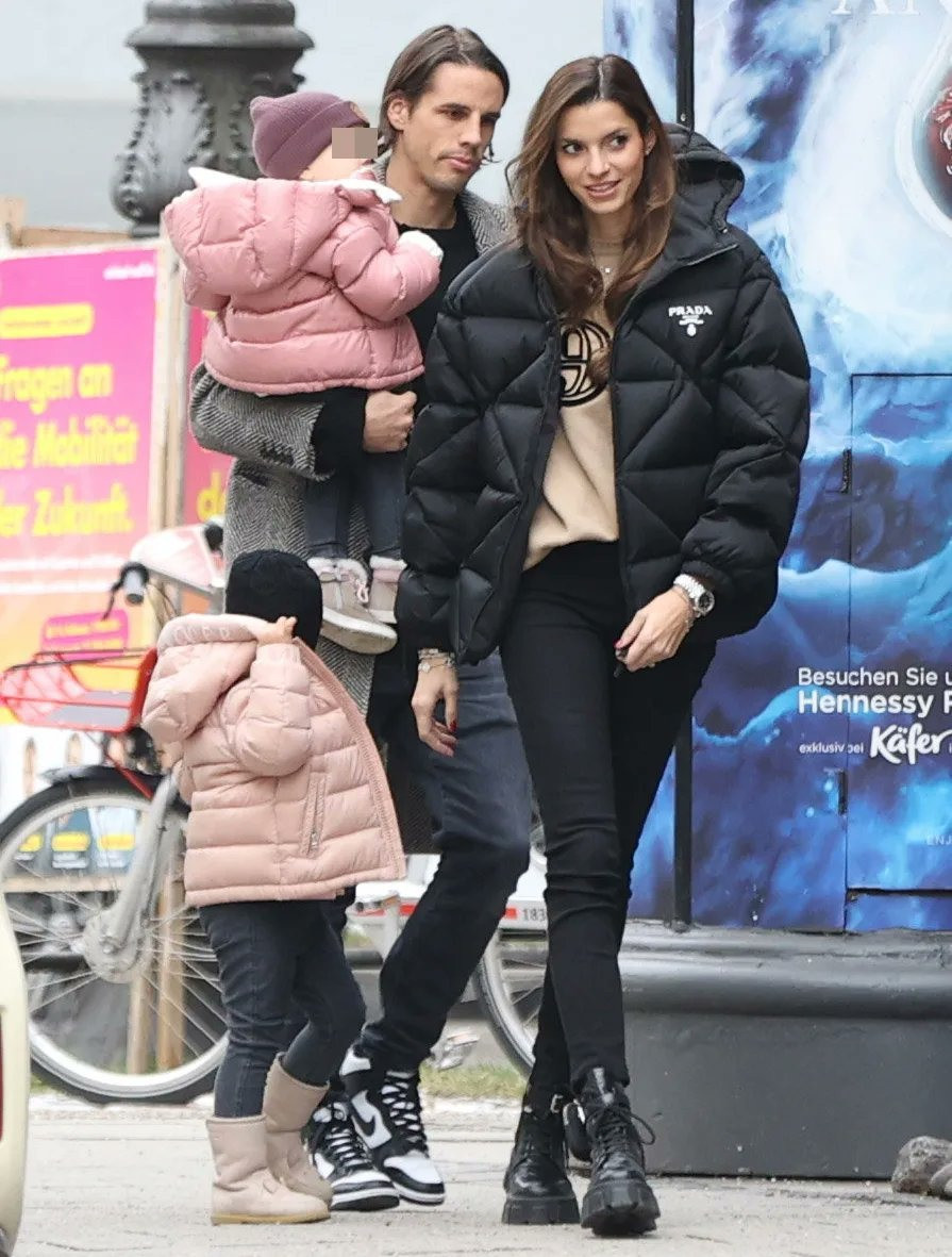 Yann Sommer bắt đầu hẹn hò với vợ Alina Sommer từ năm 2016 sau khi thủ thành tuyển quốc gia Thụy Sĩ chia tay tình cũ Sabrina Meie được 2 năm. Họ kết hôn năm 2019 và lần lượt chào đón 2 con gái (2019 và 2021). Alina Sommer (SN 1991) sinh ra ở Cologne, Đức. Cô tốt nghiệp trường Luật và đang hành nghề luật sư ở Đức. Ảnh: X. Yann Sommer bắt đầu hẹn hò với vợ Alina Sommer từ năm 2016 sau khi thủ thành tuyển quốc gia Thụy Sĩ chia tay tình cũ Sabrina Meie được 2 năm. Họ kết hôn năm 2019 và lần lượt chào đón 2 con gái (2019 và 2021). Alina Sommer (SN 1991) sinh ra ở Cologne, Đức. Cô tốt nghiệp trường Luật và đang hành nghề luật sư ở Đức. Ảnh: X.