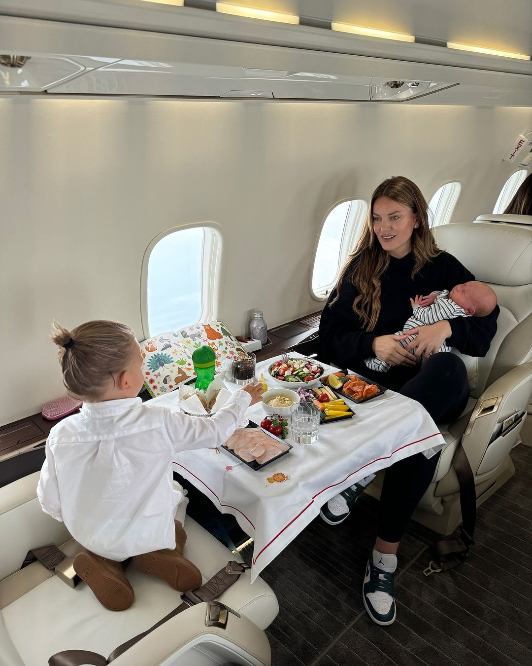 Ngày 3/6, Merih chia sẻ ảnh vợ bế em bé sơ sinh trên giường bệnh và bày tỏ: "Vợ và các con trai yêu dấu của tôi". Bất chấp việc mới sinh con thứ hai chưa lâu, Heidi vẫn lên máy bay tới Đức cổ vũ chồng trong mùa Euro năm nay.