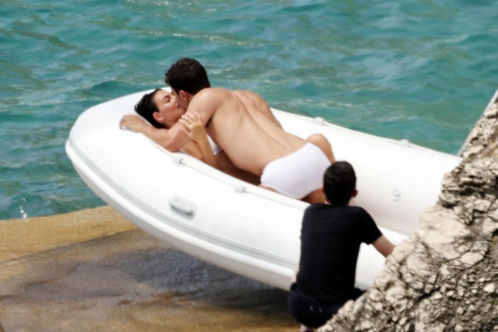 Ceretti có nhiều khoảnh khắc thân mật với Theo James. Ảnh: BackGrid.