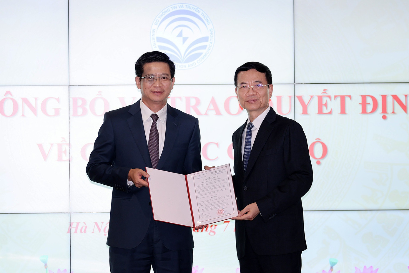 Bộ trưởng Bộ Thông tin và Truyền thông Nguyễn Mạnh Hùng trao quyết định cho ông Lê Văn Tuấn. Ảnh: VietNamNet.