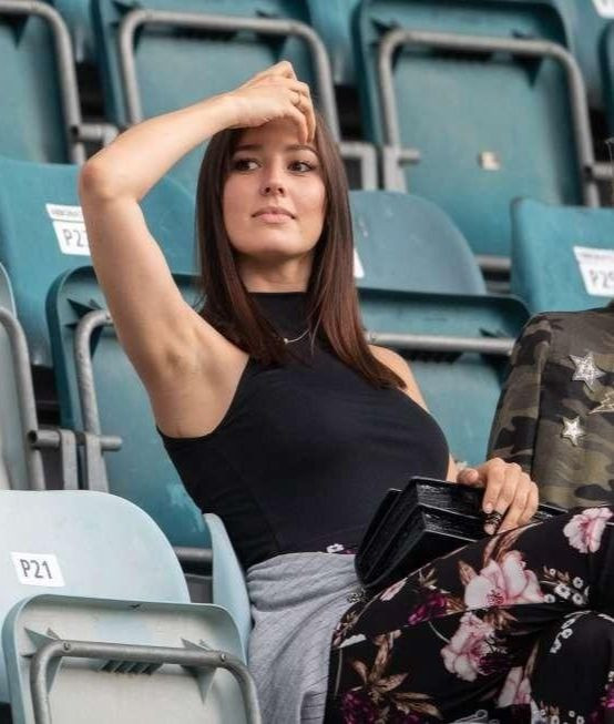 Melanie Windler sinh năm 1995 tại Thụy Sĩ sau đó chuyển đến Mỹ học tập. Cô đang làm công việc thiết kế nội thất. Cô và chồng yêu nhau từ tháng 9/2015. Mối quan hệ của họ bị gián đoạn một thời gian do Melanie muốn tập trung vào việc học. Tuy nhiên, Akanji không từ bỏ nên cả hai tái hợp. Năm 2018, Manuel cầu hôn và được người đẹp đồng ý. Đám cưới ngọt ngào của họ diễn ra ở Mallorca, Tây Ban Nha vào tháng 6/2019. Ảnh: Getty Images. Melanie Windler sinh năm 1995 tại Thụy Sĩ sau đó chuyển đến Mỹ học tập. Cô đang làm công việc thiết kế nội thất. Cô và chồng yêu nhau từ tháng 9/2015. Mối quan hệ của họ bị gián đoạn một thời gian do Melanie muốn tập trung vào việc học. Tuy nhiên, Akanji không từ bỏ nên cả hai tái hợp. Năm 2018, Manuel cầu hôn và được người đẹp đồng ý. Đám cưới ngọt ngào của họ diễn ra ở Mallorca, Tây Ban Nha vào tháng 6/2019. Ảnh: Getty Images.