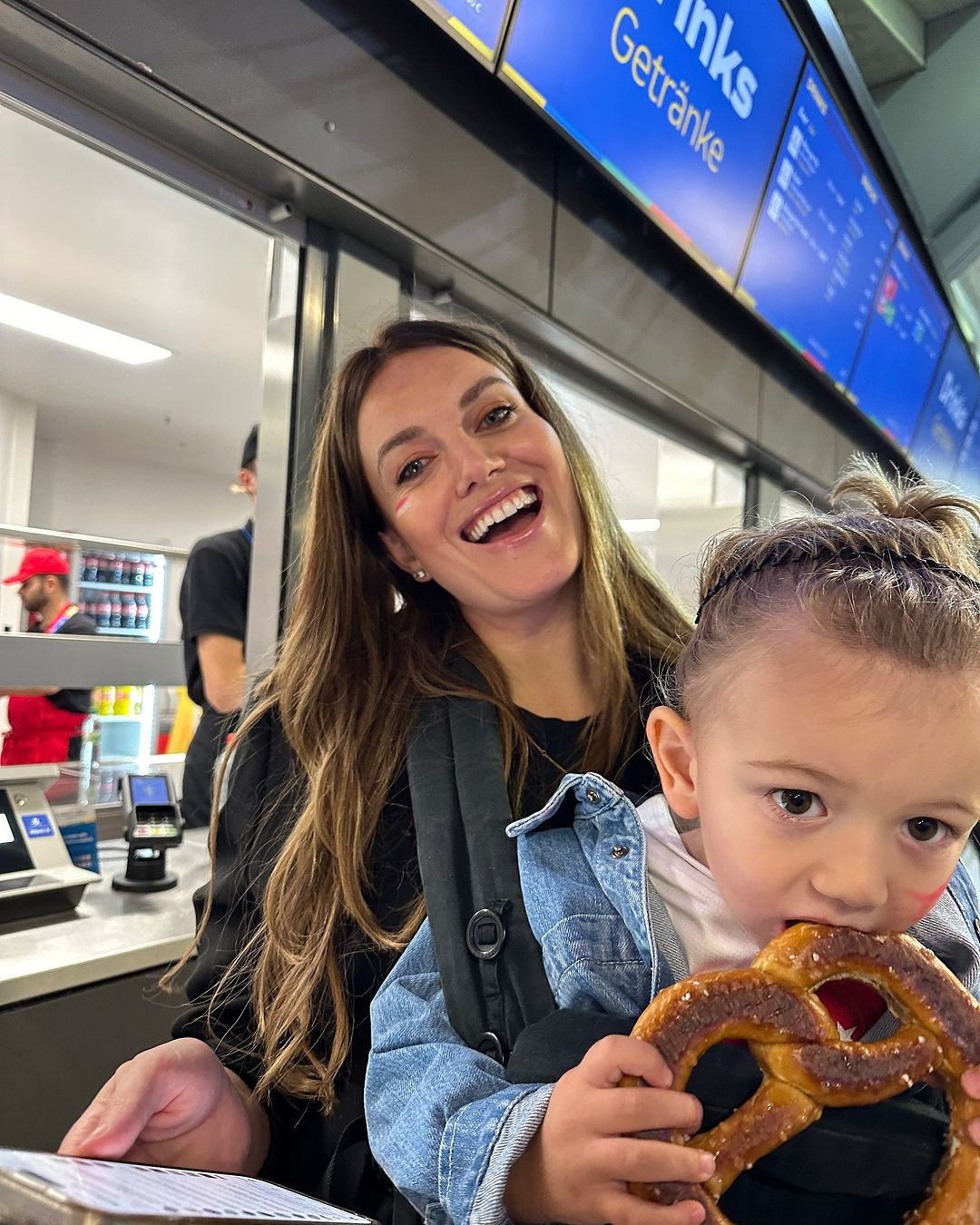 Trong khi Demiral biến sân cỏ thành sàn trình diễn, người vợ xinh đẹp của anh, Heidi Lushtaku, mang theo con trai hòa vào đám đông cổ vũ hết mình trên khán đài sân vận động Red Bull Arena ở Leipzig, Đức.