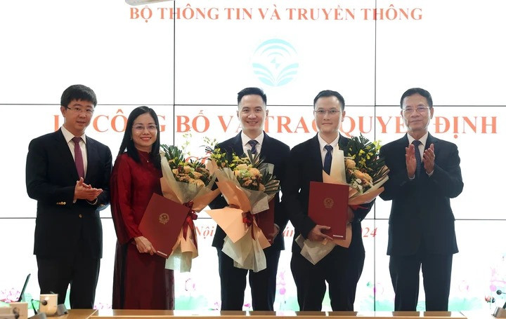 Bộ trưởng Nguyễn Mạnh Hùng, Thứ trưởng Bùi Hoàng Phương chụp ảnh với các cán bộ được bổ nhiệm. Ảnh: mic.gov.vn. Bộ trưởng Nguyễn Mạnh Hùng, Thứ trưởng Bùi Hoàng Phương chụp ảnh với các cán bộ được bổ nhiệm. Ảnh: mic.gov.vn.