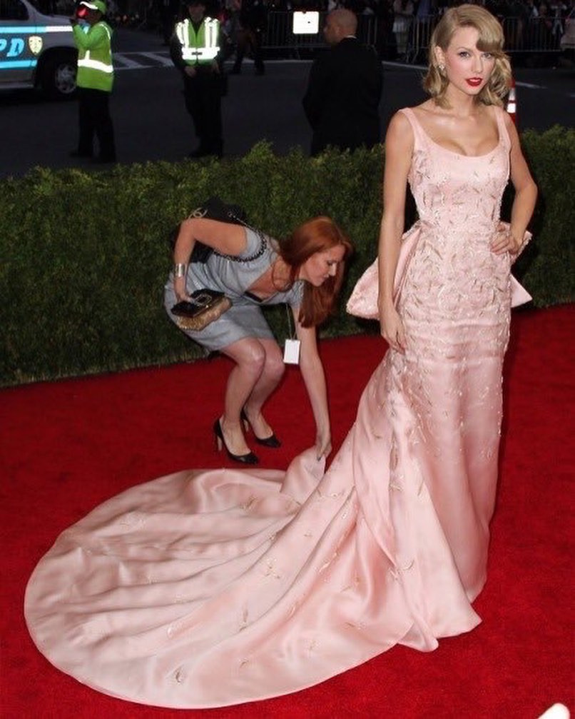 Tree Paine nhiều lần chỉnh váy cho Taylor trên thảm đỏ. Ảnh: IG. Tree Paine nhiều lần chỉnh váy cho Taylor trên thảm đỏ. Ảnh: IG.
