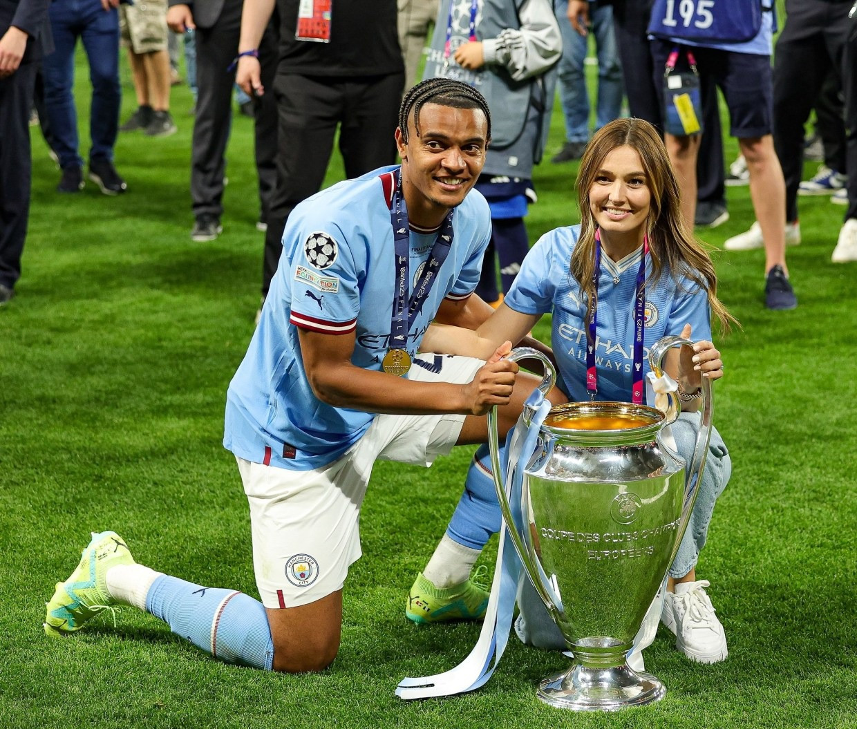 Melanie Windler được cho là không bỏ lỡ trận đấu quan trọng của chồng, Manuel Akanji, bất chấp việc đang mang thai em bé thứ 3. Trước đó, cô có mặt chứng kiến chiến thắng của chân sút Man City tại Giải Ngoại hạng Anh 2023-2024. Ảnh: Rex. Melanie Windler được cho là không bỏ lỡ trận đấu quan trọng của chồng, Manuel Akanji, bất chấp việc đang mang thai em bé thứ 3. Trước đó, cô có mặt chứng kiến chiến thắng của chân sút Man City tại Giải Ngoại hạng Anh 2023-2024. Ảnh: Rex.