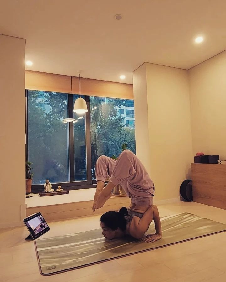 Bí quyết giữ gìn vóc dáng không tuổi của Ji Ho là tập yoga. Cô thực hiện được nhiều động tác khó. Bí quyết giữ gìn vóc dáng không tuổi của Ji Ho là tập yoga. Cô thực hiện được nhiều động tác khó.