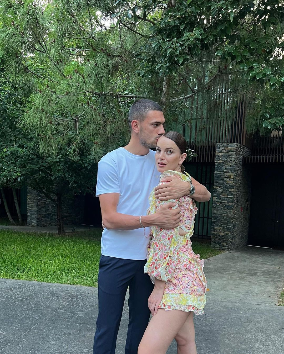 Nàng WAGs 9X và chồng trẻ yêu đương kín tiếng. Không rõ hai người đến với nhau vào thời điểm nào. Theo truyền thông Thổ Nhĩ Kỳ, họ gặp nhau ở Thụy Sĩ.