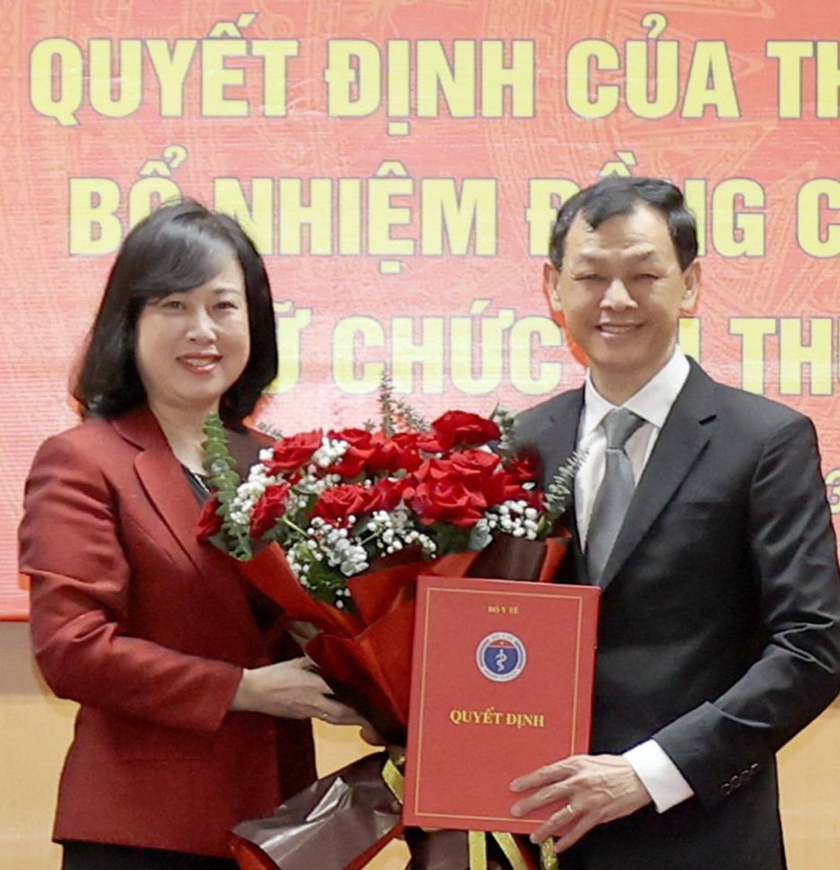 Bộ trưởng Bộ Y tế Đào Hồng Lan trao quyết định bổ nhiệm cho tân Thứ trưởng Bộ Y tế Nguyễn Tri Thức (trái) và Phó Chánh Văn phòng Bộ Y tế Nguyễn Toàn Thắng.