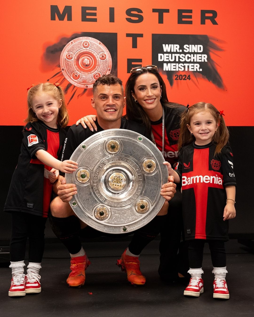 Leonita Lekaj sinh năm 1992 tại Albania. Cô là người mẫu chuyên nghiệp với ngoại hình quyến rũ. Granit Xhaka gặp vợ Leonita Lekaj lần đầu tiên vào năm 2015 và ở bên nhau kể từ đó. Cặp đôi kết hôn vào tháng 7/2017 sau thời gian ngắn đính hôn. Cặp đôi hiện sống hạnh phúc bên hai con gái. Ảnh: IG. Leonita Lekaj sinh năm 1992 tại Albania. Cô là người mẫu chuyên nghiệp với ngoại hình quyến rũ. Granit Xhaka gặp vợ Leonita Lekaj lần đầu tiên vào năm 2015 và ở bên nhau kể từ đó. Cặp đôi kết hôn vào tháng 7/2017 sau thời gian ngắn đính hôn. Cặp đôi hiện sống hạnh phúc bên hai con gái. Ảnh: IG.