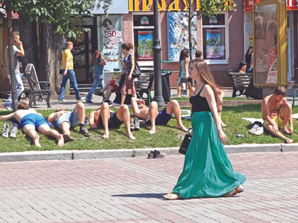 Người đẹp Ukraine dạo bước trước sự thờ ơ của CĐV ngoại. Ảnh: Ganna Bernyk