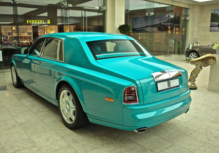 Những siêu xe màu 'cực độc' khiến dân sành mê mẩn ảnh 2 Hiện diện trong showroom Rolls-Royce tại Doha, Qatar