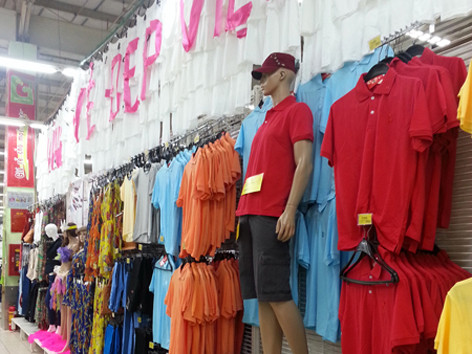 Gian hàng bày bán sản phẩm motviet tại siêu thị Big C, trong đó logo của doanh nghiệp này quên ghi lại đầy đủ chủ quyền Hoàng Sa và Trường Sa 