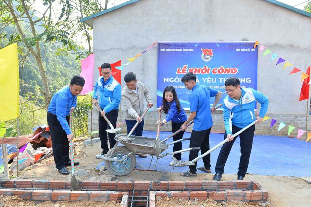Đoàn công tác đã khởi công xây dựng "Ngôi nhà yêu thương" cho gia đình anh Sằm Văn Sơn, tại Bắc Kạn. Ảnh: Minh Đức