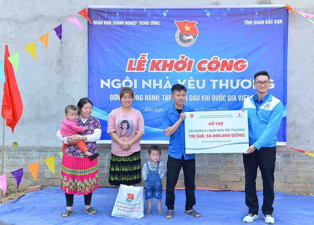 Anh Đỗ Khắc Dũng, Phó Bí thư Đoàn Khối doanh nghiệp T.Ư (bên phải) trao kinh phí xây nhà cho gia đình anh Sằm Văn Sơn. Ảnh: Minh Đức