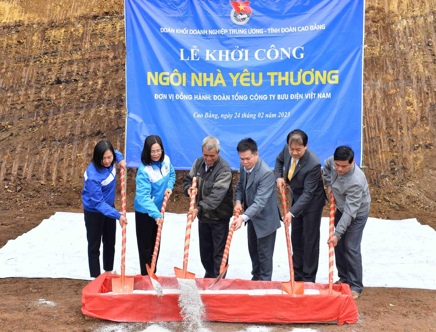 Đoàn công tác khởi công xây dựng "Ngôi nhà yêu thương" trị giá 50 triệu đồng cho gia đình ông Lục Văn Chuyền tại Cao Bằng. Ảnh: Minh Đức