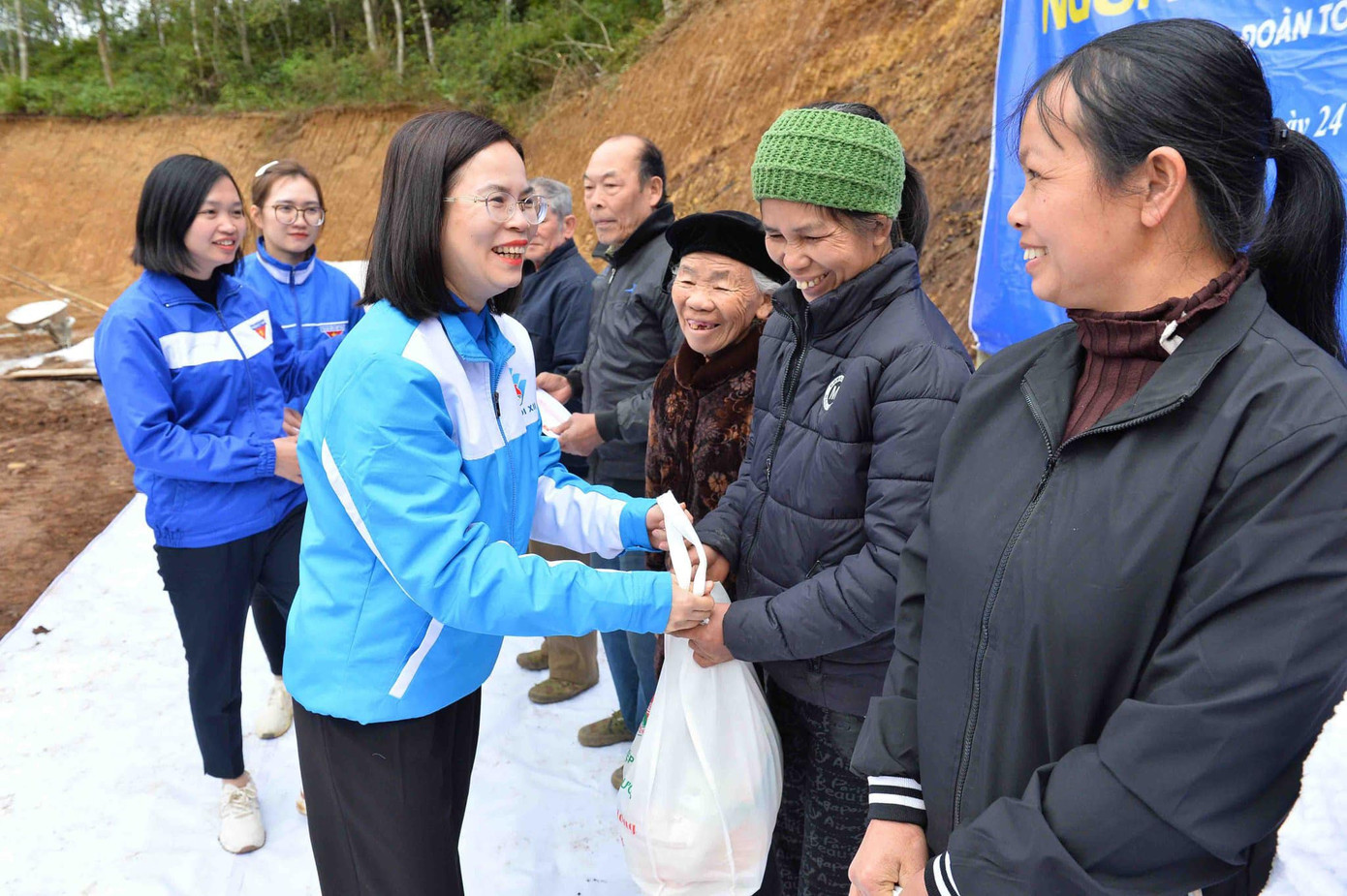 Chị Hoàng Thị Minh Thu, Ủy viên Ban Thường vụ T.Ư Đoàn, Bí thư Đoàn Khối doanh nghiệp T.Ư trao quà cho người dân có hoàn cảnh khó khăn ở Cao Bằng. Ảnh: Minh Đức