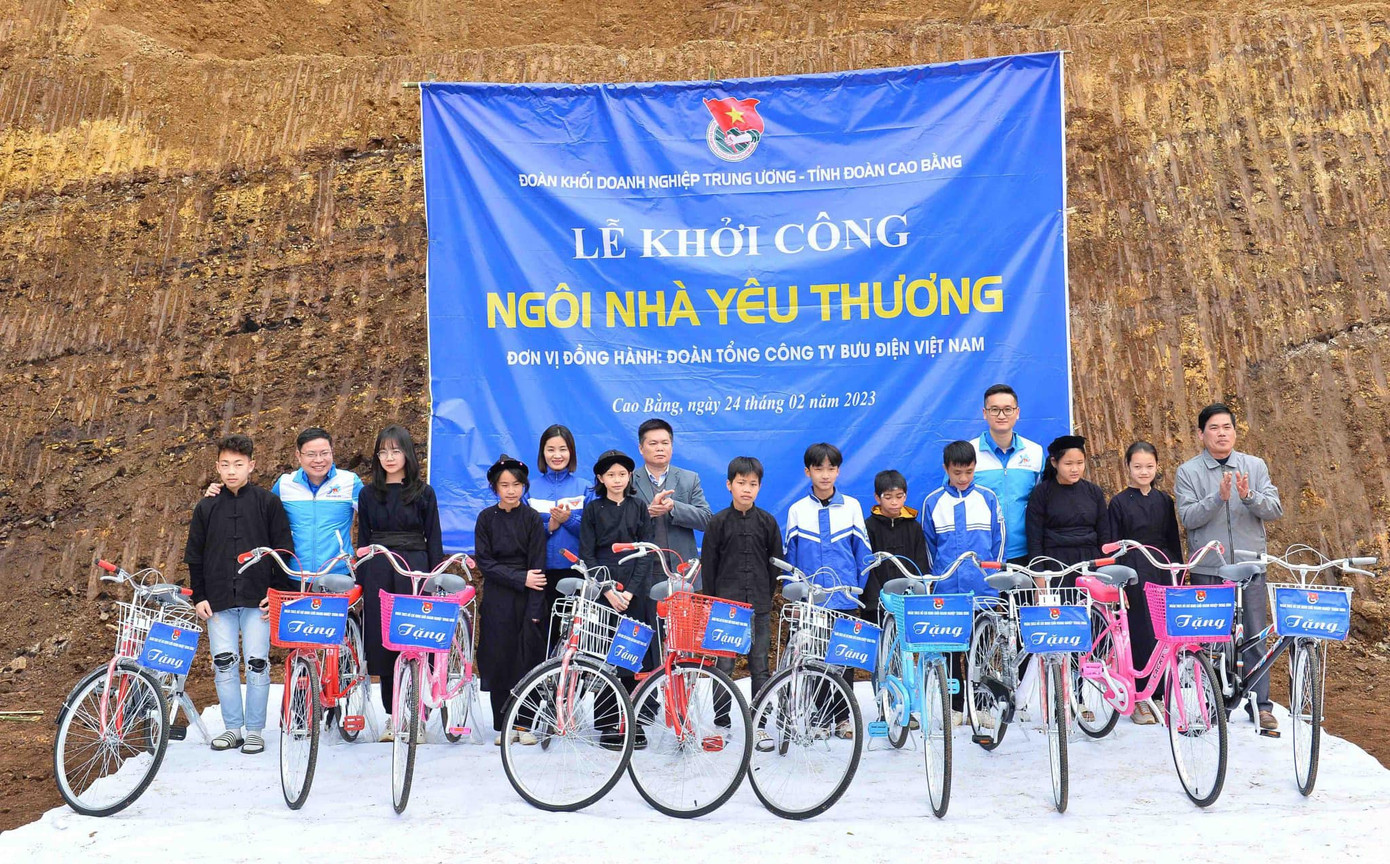 Trao tặng xe đạp cho học sinh có hoàn cảnh khó khăn