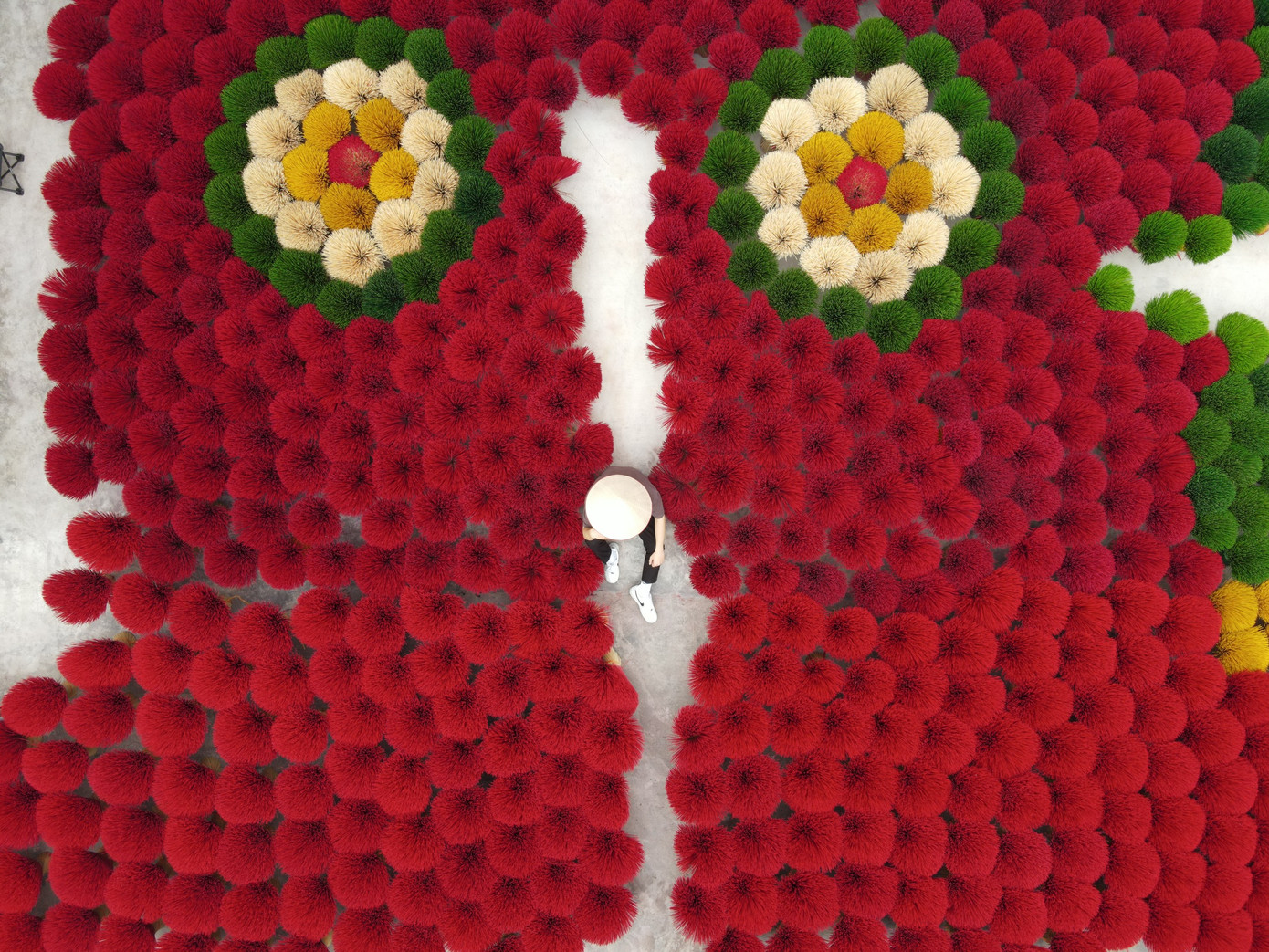 Những bó hương được người dân sắp xếp tạo thành hình ảnh bắt mắt nhiều màu sắc. Ảnh: Hoàng Hiếu