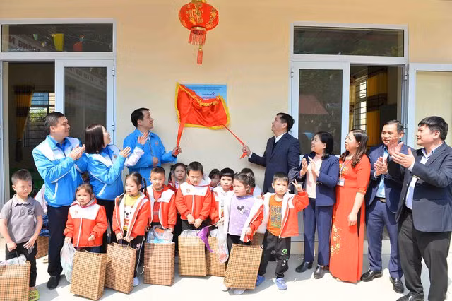 Các đại biểu làm lễ khánh thành công trình trường học tặng xã Yên Mỹ, huyện Chợ Đồn, tỉnh Bắc Kạn. Ảnh: Minh Đức Các đại biểu làm lễ khánh thành công trình trường học tặng xã Yên Mỹ, huyện Chợ Đồn, tỉnh Bắc Kạn. Ảnh: Minh Đức