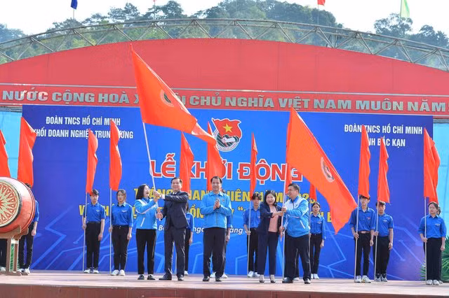Các đại biểu làm lễ khởi động Tháng Thanh niên năm 2023. Ảnh: Minh Đức Các đại biểu làm lễ khởi động Tháng Thanh niên năm 2023. Ảnh: Minh Đức