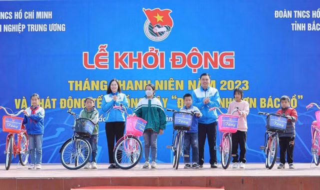 Chị Hoàng Thị Minh Thu, Bí thư Đoàn Khối Doanh nghiệp T.Ư và anh Triệu Tiến Trình, Bí thư Tỉnh Đoàn Bắc Kạn tặng xe đạp cho các em học sinh tại lễ khởi động Tháng Thanh niên 2023 Chị Hoàng Thị Minh Thu, Bí thư Đoàn Khối Doanh nghiệp T.Ư và anh Triệu Tiến Trình, Bí thư Tỉnh Đoàn Bắc Kạn tặng xe đạp cho các em học sinh tại lễ khởi động Tháng Thanh niên 2023