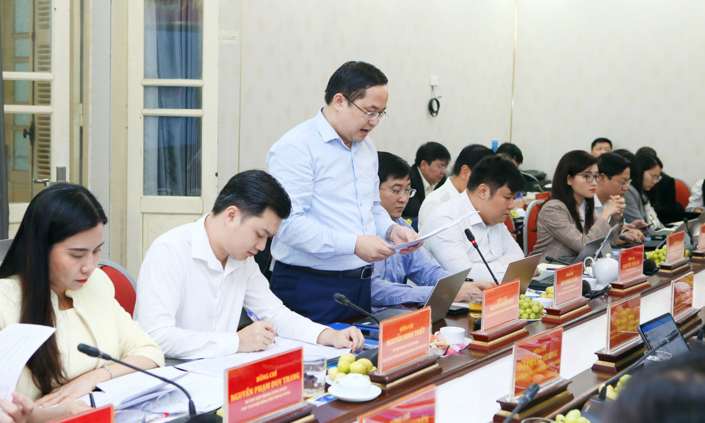 Anh Nguyễn Quốc Huy, Chánh văn phòng T.Ư Đoàn trình bày tổng hợp ý kiến nhận xét, đánh giá của các ban, đơn vị Trung ương Đoàn về các nội dung của buổi làm việc. Ảnh: Vương Đức