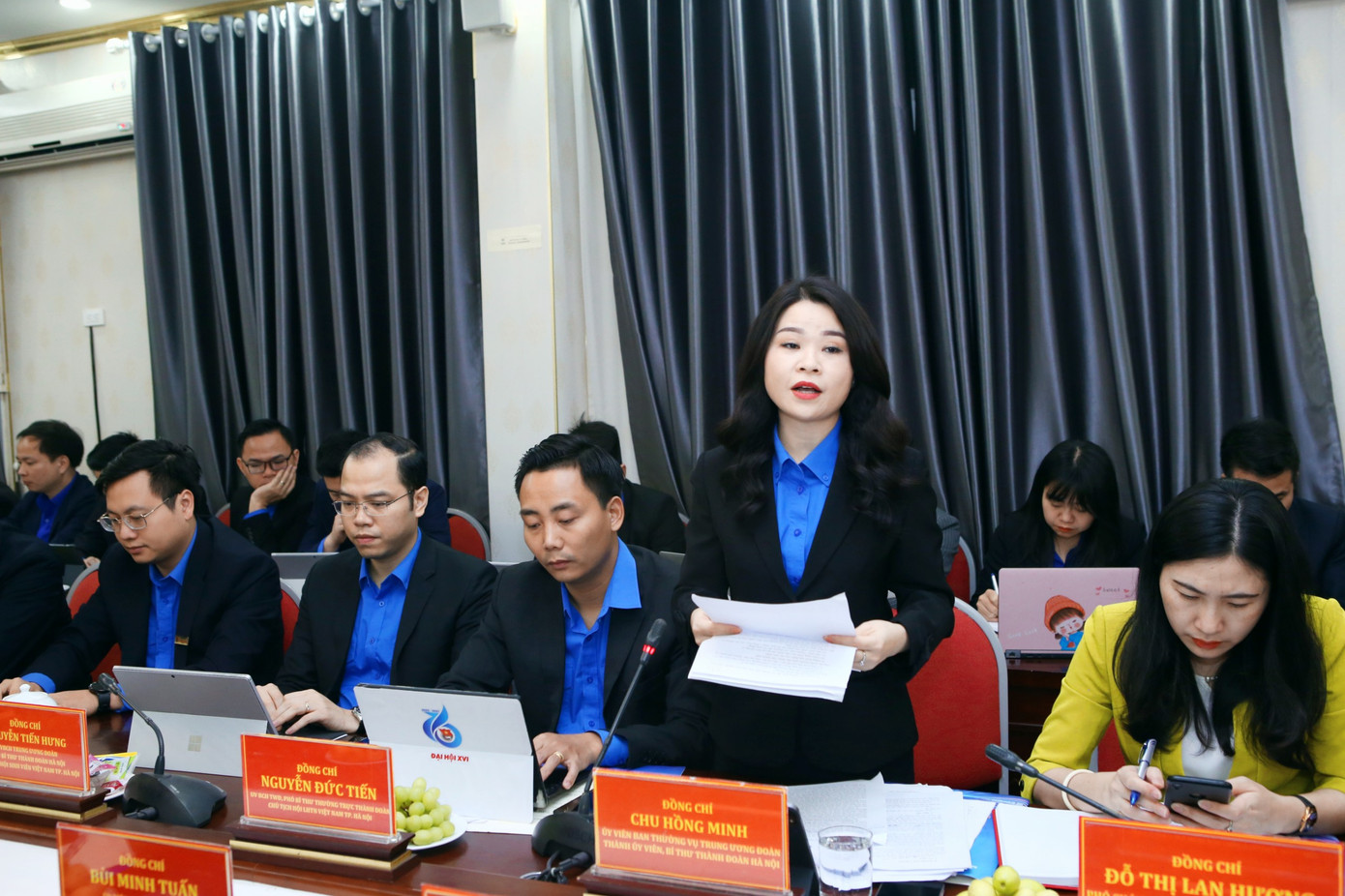 Chị Chu Hồng Minh, Bí thư Thành Đoàn Hà Nội báo cáo tại buổi làm việc. Ảnh: Vương Đức