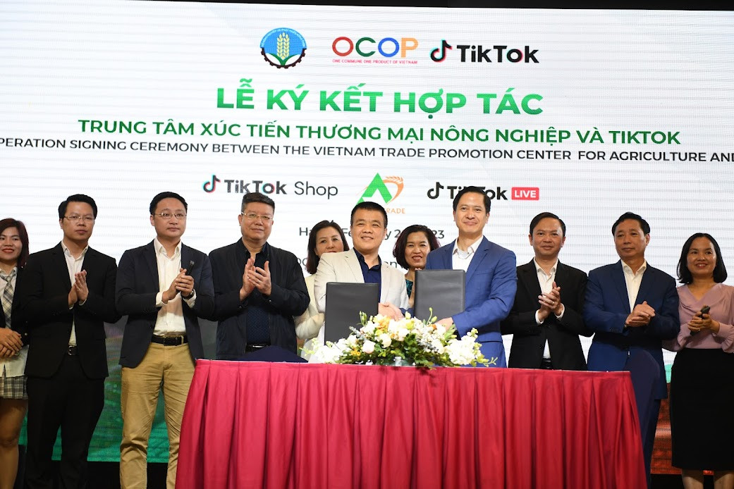 Hai đơn vị ký kết hợp tác nhằm đưa sản phẩm OCOP lên mạng xã hội TikTok Hai đơn vị ký kết hợp tác nhằm đưa sản phẩm OCOP lên mạng xã hội TikTok