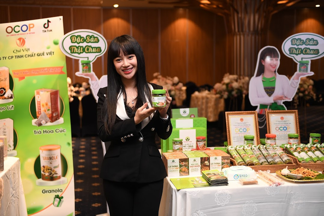 Nguyễn Thị Thu Hoa, Giám đốc Công ty cổ phần sản xuất và thương mại Trường Foods, Top 20 Giải thưởng Gương mặt trẻ Việt Nam tiêu biểu năm 2022 tham gia giới thiệu sản phẩm thịt chua - đặc sản Phú Thọ tại lễ ký kết. Nguyễn Thị Thu Hoa, Giám đốc Công ty cổ phần sản xuất và thương mại Trường Foods, Top 20 Giải thưởng Gương mặt trẻ Việt Nam tiêu biểu năm 2022 tham gia giới thiệu sản phẩm thịt chua - đặc sản Phú Thọ tại lễ ký kết.