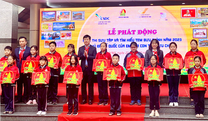 Ban tổ chức trao tặng 24 lá cờ Đội cho 24 chi đội Trường Tiểu học Dịch Vọng A.