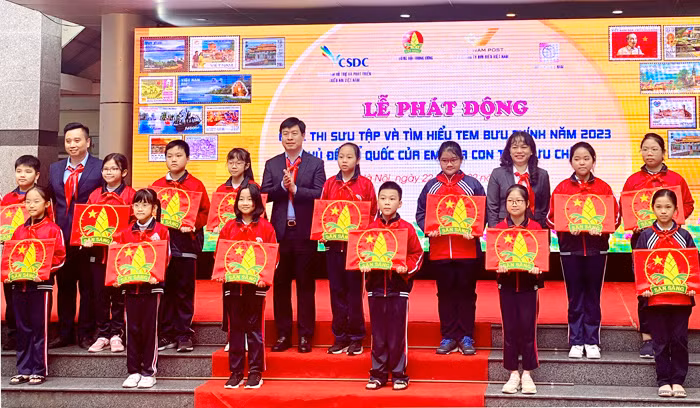 Ban tổ chức trao tặng 24 lá cờ Đội cho 24 chi đội Trường Tiểu học Dịch Vọng A.