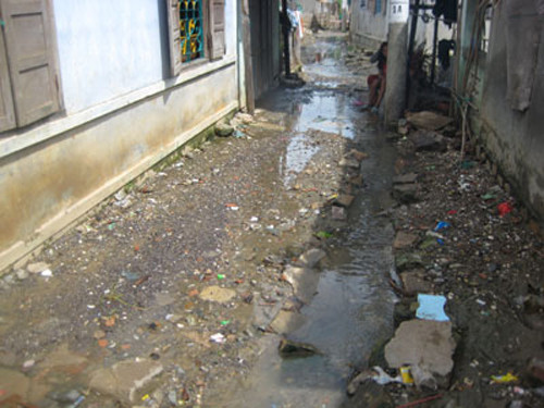 Đường vào Miếu có những đoạn dất đá lởm chởm, trơn trợt