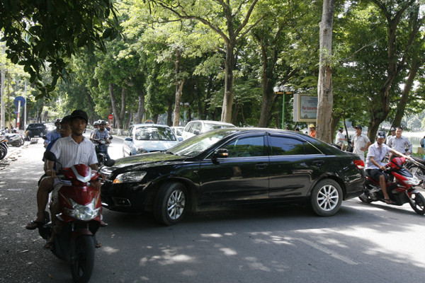 Chiếc Camry xe này đang quang đầu trở lại để lưu thông theo đúng quy định của đoạn đường một chiều