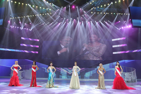 Các thí sinh top 6, trừ Trần Thị Quỳnh, đều diện đầm dạ hội khoe vai trần và một phần vòng một quyến rũ