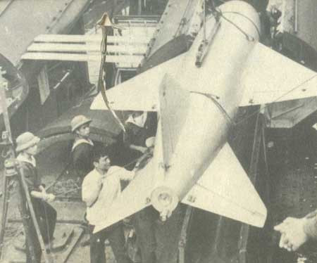 Kỹ thuật viên hải quân lắp tên lửa chống hạm P-15 Termit lên bệ phóng tàu Komar. Ảnh: Sách ảnh Hải quân Nhân dân Việt Nam (1955-1985) Kỹ thuật viên hải quân lắp tên lửa chống hạm P-15 Termit lên bệ phóng tàu Komar