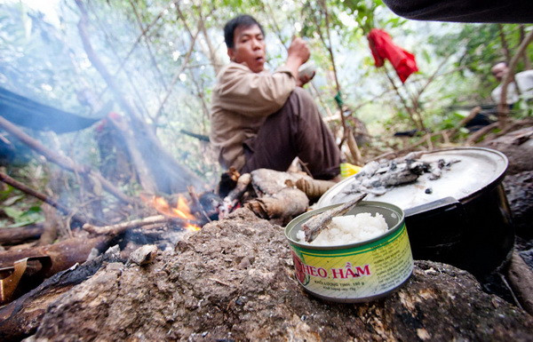 Bữa cơm chiều chỉ độc một con cá khô nướng của những người săn kỳ nam quê ở xã Vạn Giã (Vạn Ninh, Khánh Hòa)