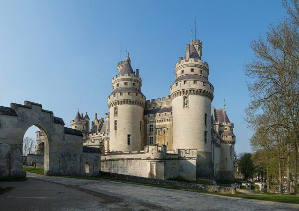 Chateau de Pierrefonds nằm trên một ngọn đồi nhìn xuống một ngôi làng đẹp như tranh vẽ